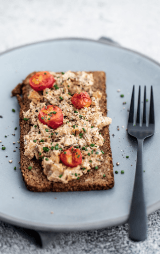 Tartine de seigle aux sardines