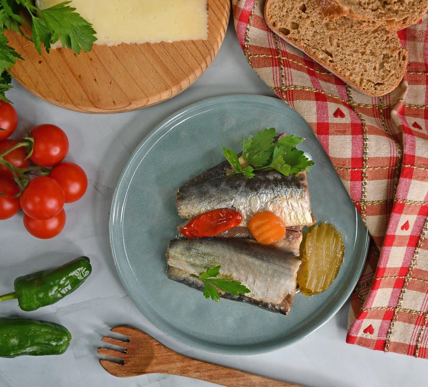 Sardines à l'huile d'olive épicée avec concombre et carottes marinés (Minerva Classic)