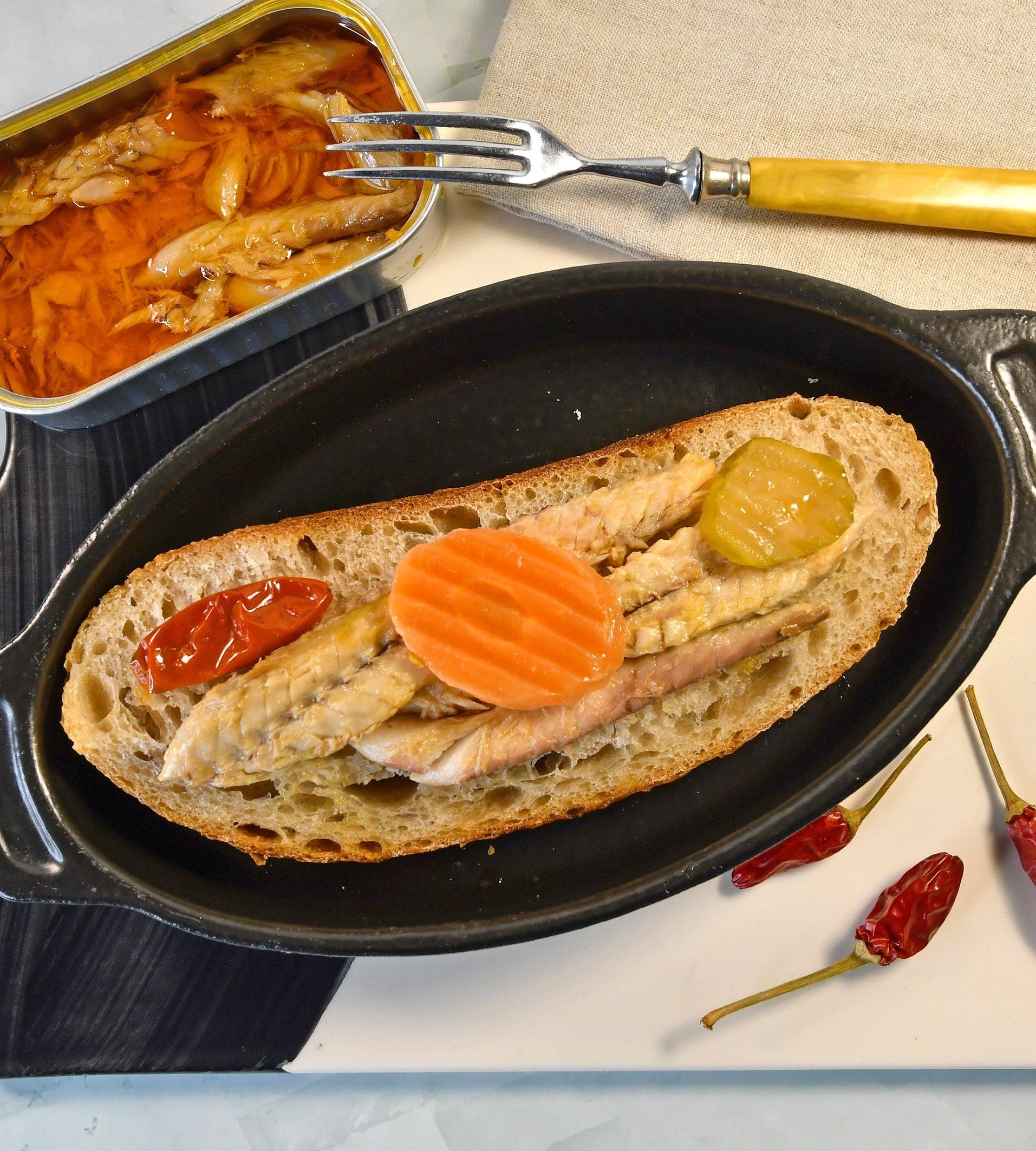 Filet de maquereau à l'huile épicée avec concombre mariné et carottes râpées, Minerva Classic