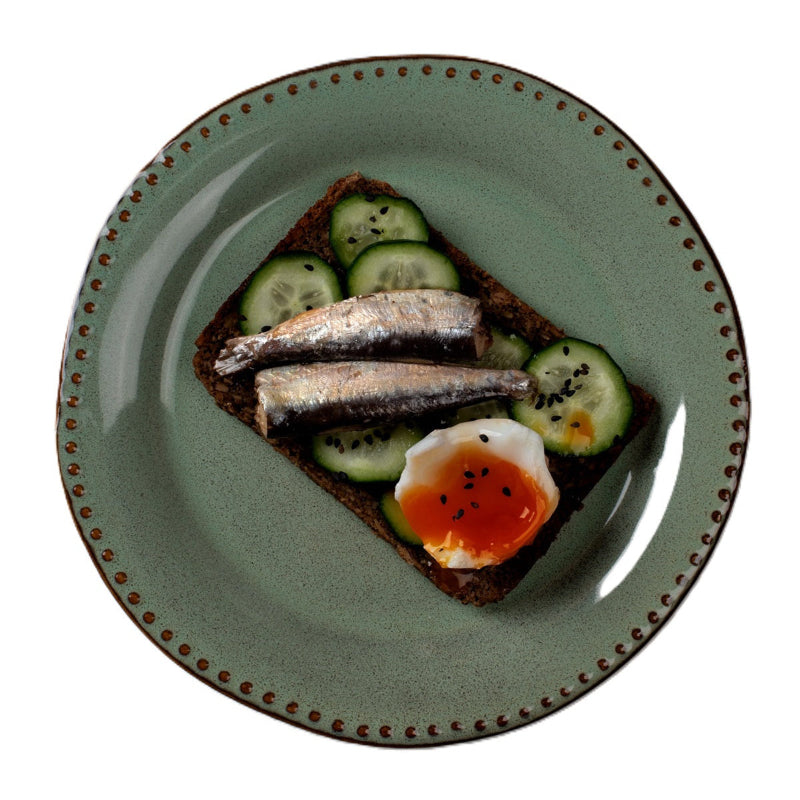 Assiette de petites sardines à l'huile d'olive extra vierge bio, piment bio (BIO), concombre et œuf mollet | Maria Organic