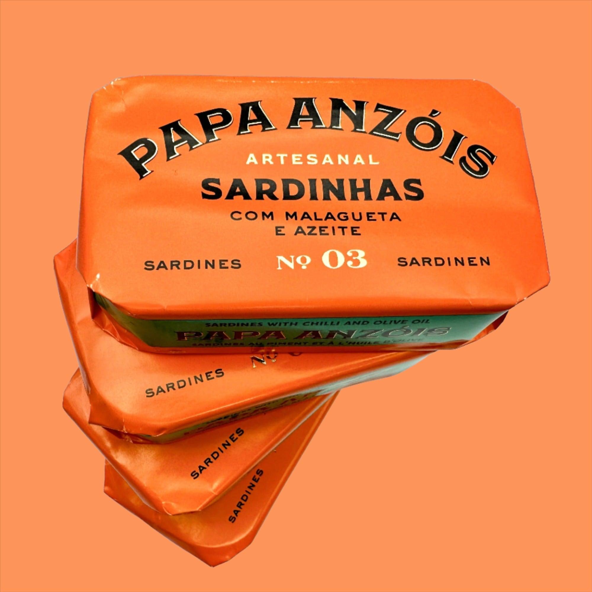 Sardines à l'huile d'olive avec piment Papa Anzois sur fond rouge
