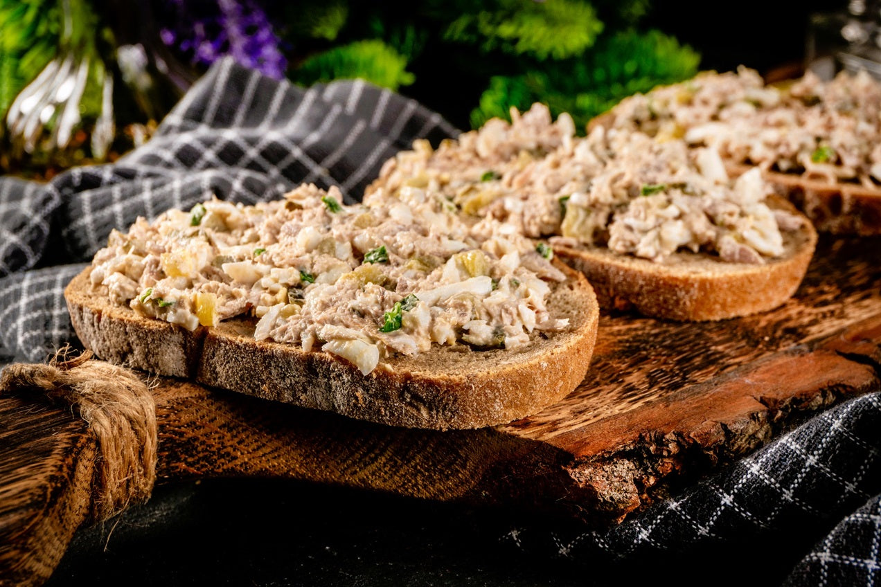 Tartine de sardines portugaises au poivre de Cayenne sur du pain grillé
