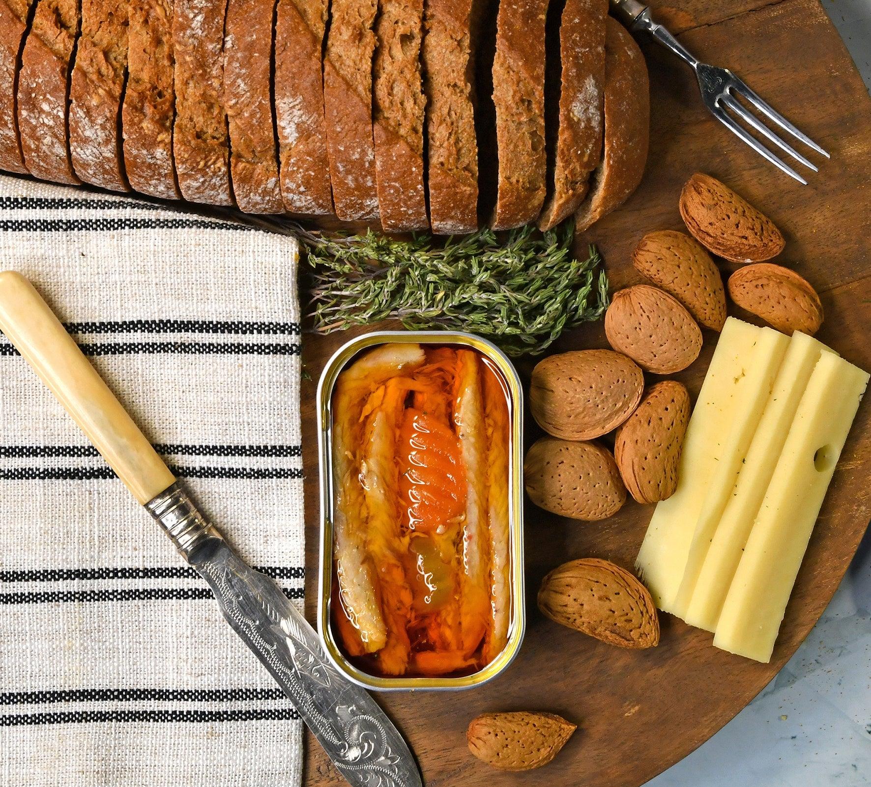 Filet de maquereau à l'huile épicée avec concombre mariné et carottes râpées, Minerva Classic