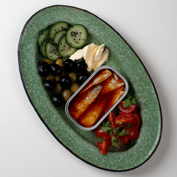 Un plat de sardines bio Maria, sauce tomate bio et huile d'olive extra vierge